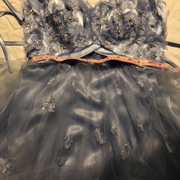 Strapless short prom dress w flower appliqués - Picture 4 of 6